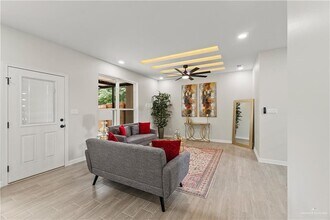 5516 N Crown Pt in Pharr, TX - Foto de edificio - Building Photo