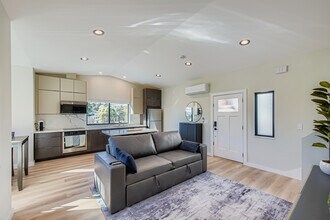 1654 York Dr in Vista, CA - Foto de edificio - Building Photo