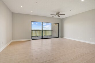 351 Lakeside Ln in Houston, TX - Building Photo - Building Photo