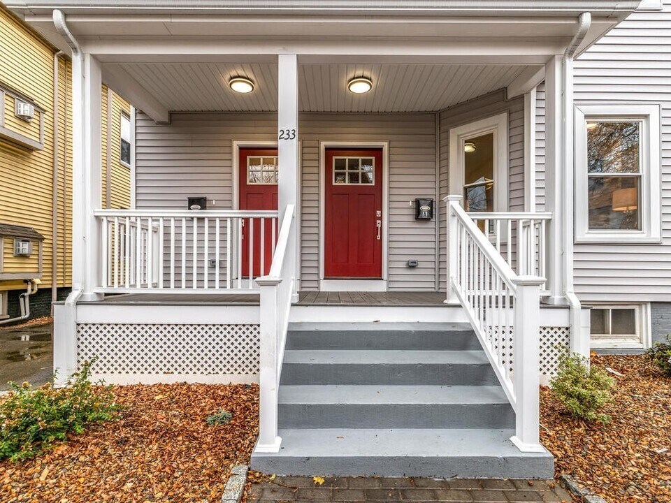 233 Willow Ave, Unit 1 in Somerville, MA - Foto de edificio