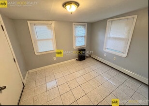 44 Jefferson St, Unit B in Newton, MA - Foto de edificio - Building Photo
