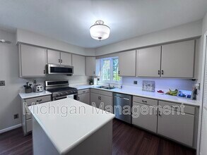 42098 Banbury Rd in Northville, MI - Building Photo - Building Photo