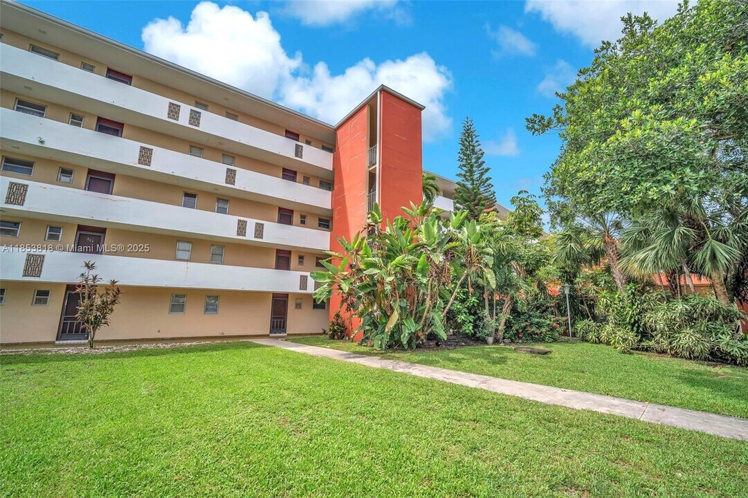 1700 NE 191st St in Miami, FL - Building Photo