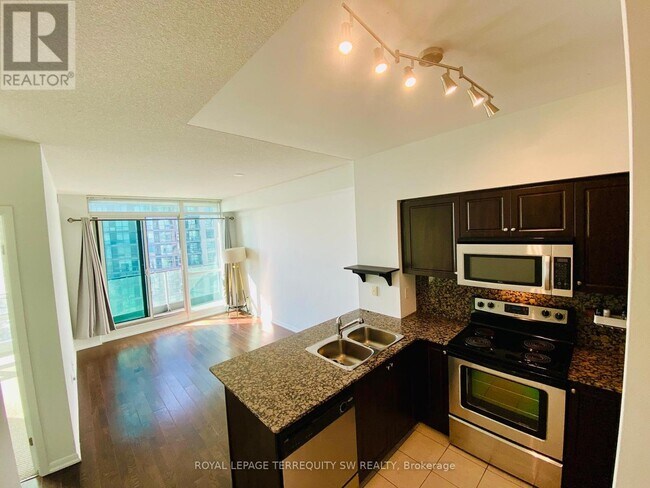 215-2215 Fort York Blvd in Toronto, ON - Building Photo - Building Photo