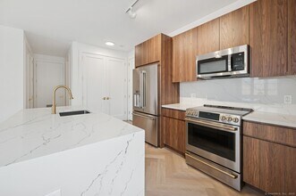 100 E Putnam Ave in Greenwich, CT - Building Photo - Building Photo