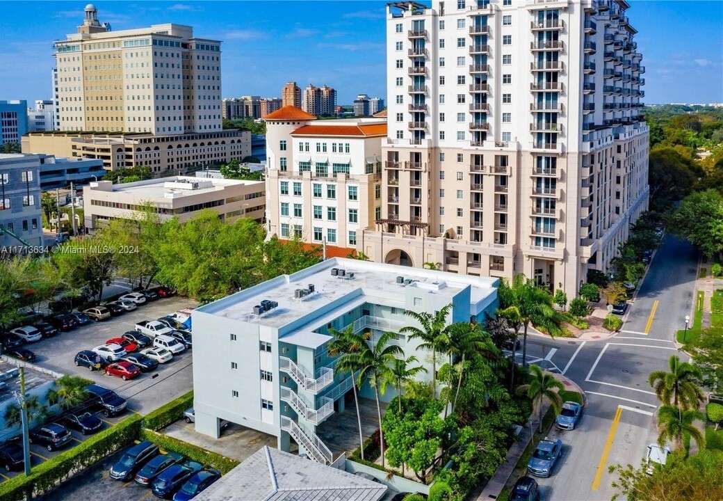 290 Navarre Ave, Unit 201 in Coral Gables, FL - Building Photo