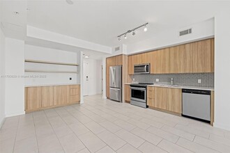2150 N Bayshore Dr, Unit 0207 in Miami, FL - Building Photo - Building Photo