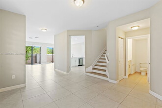 10429 NW 61 Ln. in Doral, FL - Foto de edificio - Building Photo