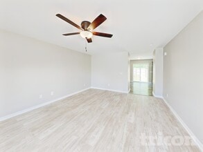 4439 Oak Pointe Dr in Winston-Salem, NC - Foto de edificio - Building Photo