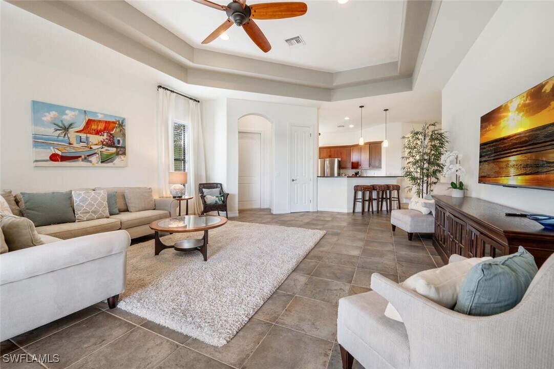 7563 Moorgate Point Way in Naples, FL - Foto de edificio