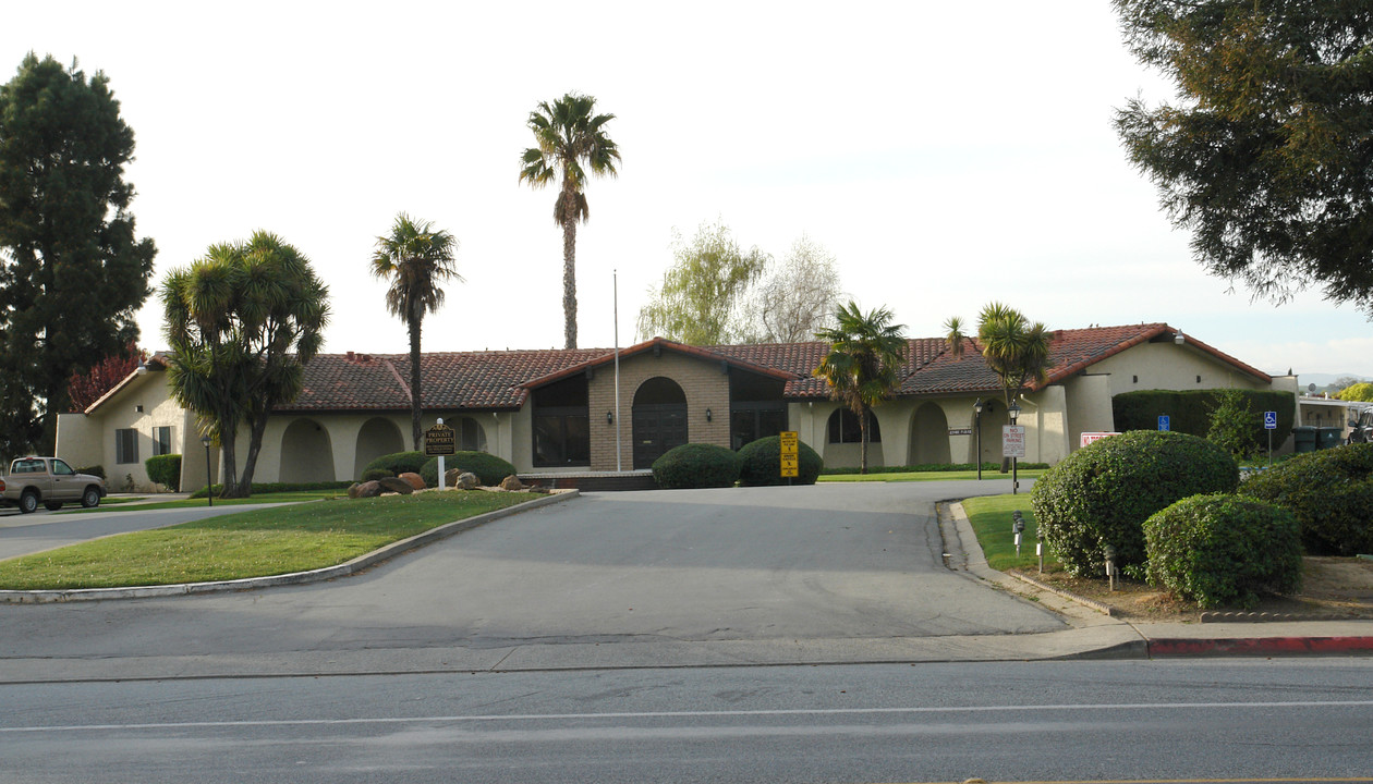 500 W 10th St in Gilroy, CA - Foto de edificio