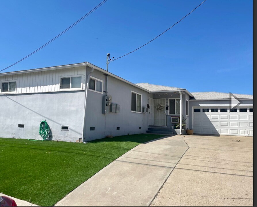 6108-6108 Nancy Dr in La Mesa, CA - Building Photo