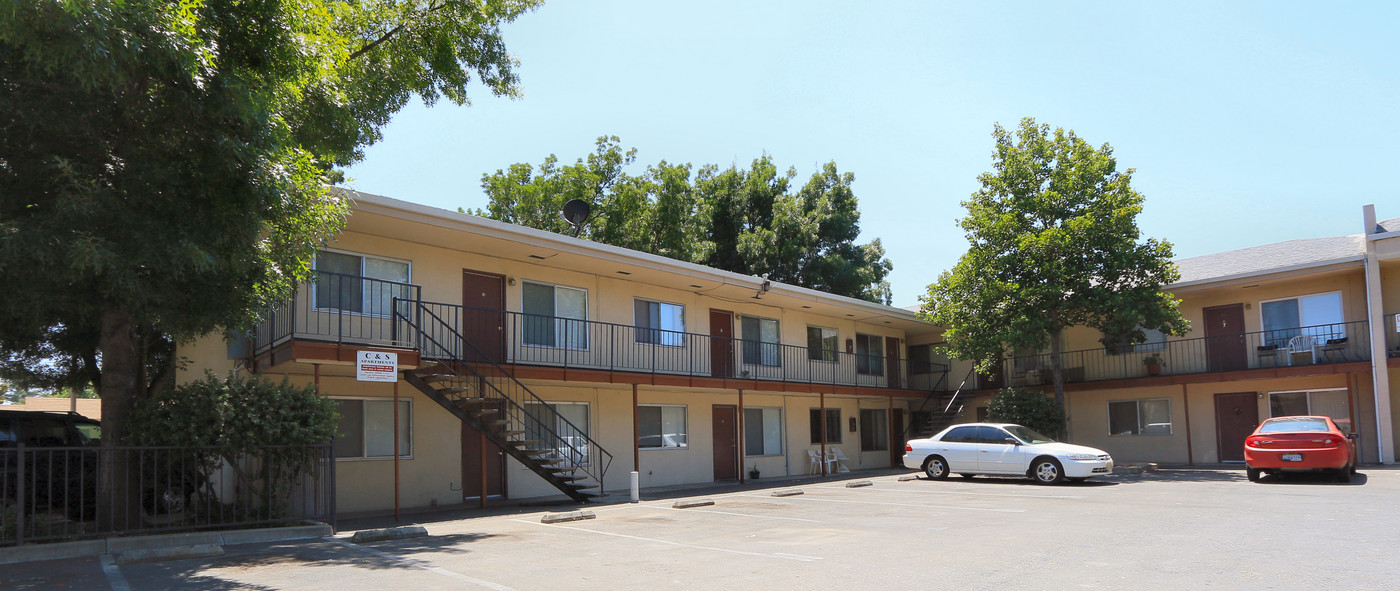 Alpine Apartments in Yuba City, CA - Building Photo