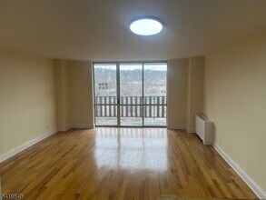 530 Valley Rd in Montclair, NJ - Building Photo - Building Photo