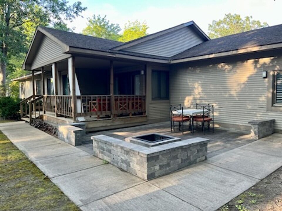 1002 Webster St in Traverse City, MI - Building Photo