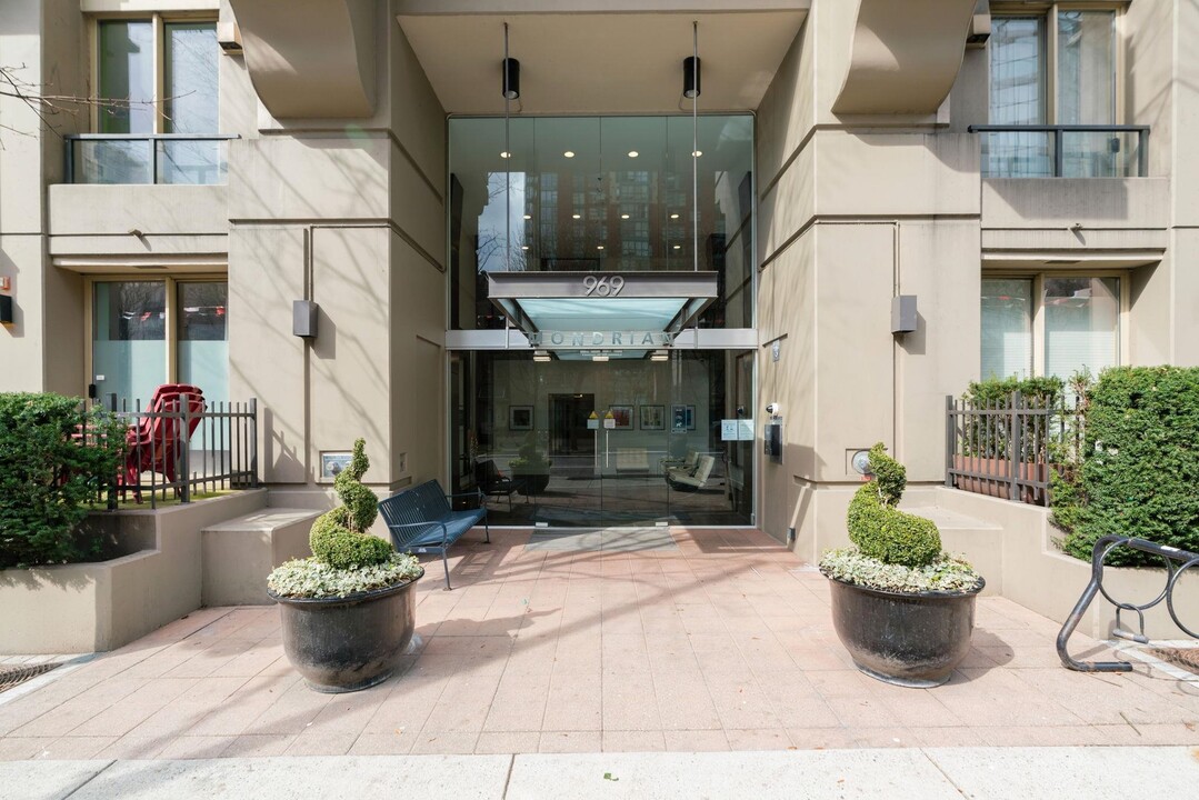 969 Richards St in Vancouver, BC - Building Photo