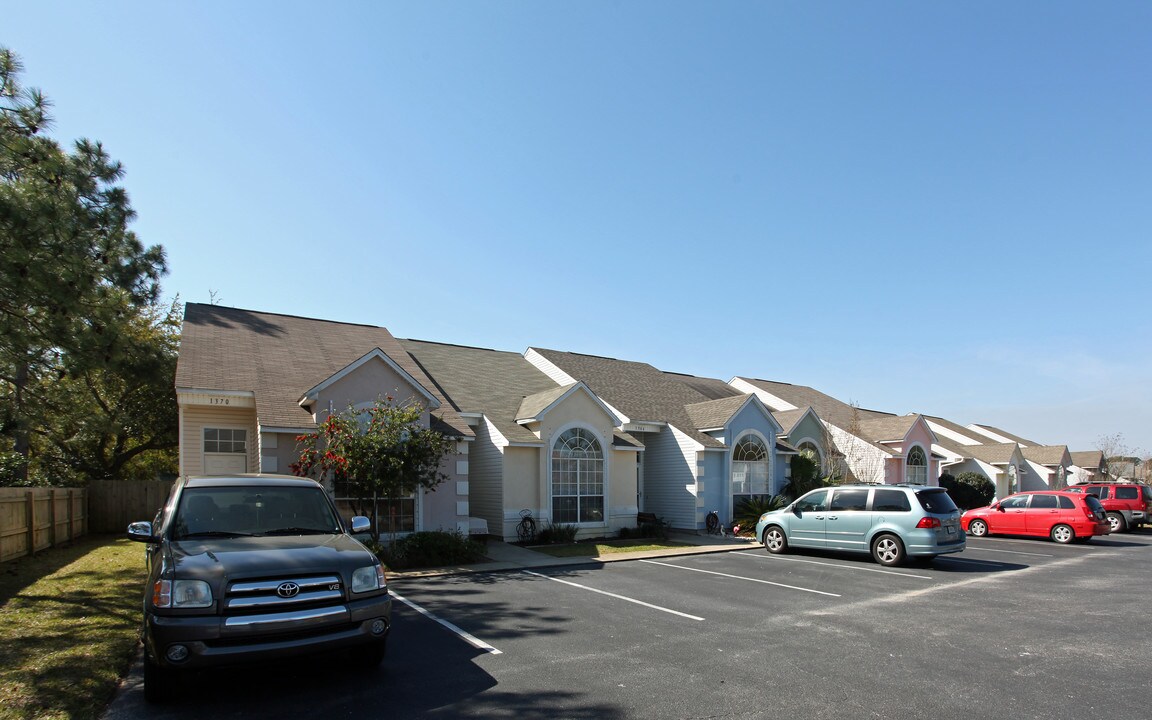 1362-1370 Redwood Ln in Gulf Breeze, FL - Building Photo