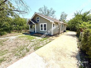 1834 Center St in San Antonio, TX - Building Photo - Building Photo