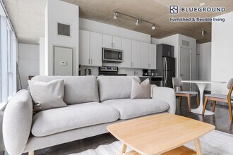 215 W Lake St in Chicago, IL - Building Photo - Building Photo