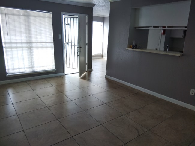 10110 Forum Park Dr in Houston, TX - Foto de edificio - Building Photo