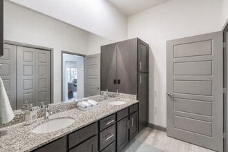 98 Apartments in Owasso, OK - Foto de edificio - Building Photo