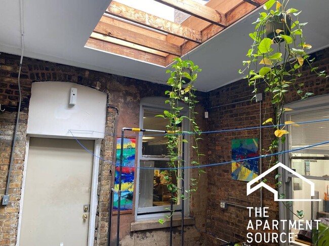 3605 N Damen Ave, Unit 1 in Chicago, IL - Building Photo - Building Photo