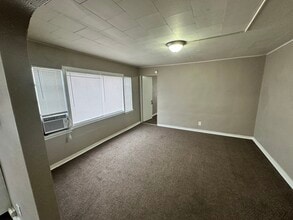 206 Locust St, Unit 4 in Burlington, IA - Building Photo - Building Photo