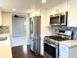 8601 Diamond Crest Ct in Elk Grove, CA - Building Photo - Building Photo