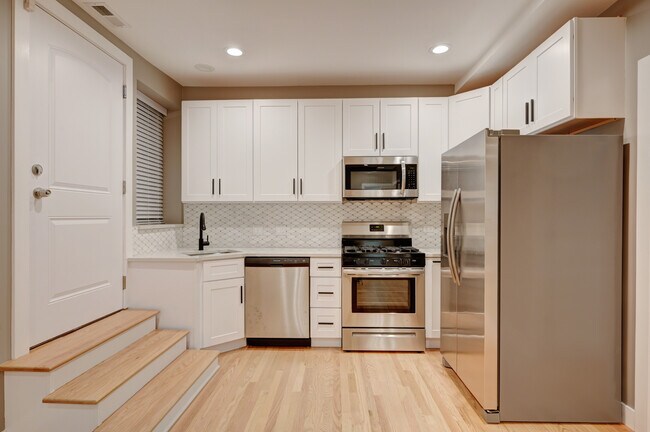 1430 N Maplewood Ave, Unit 101 in Chicago, IL - Building Photo - Building Photo