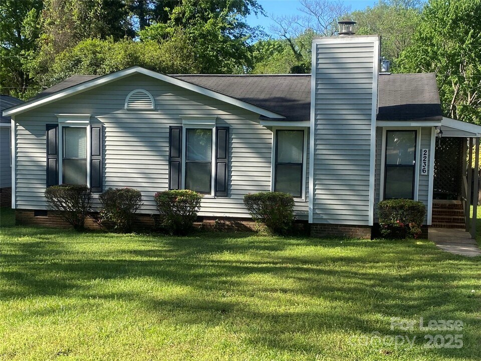 2236 Laburnum Ave in Charlotte, NC - Building Photo