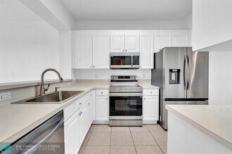 7765 Yardley Dr in Tamarac, FL - Foto de edificio - Building Photo