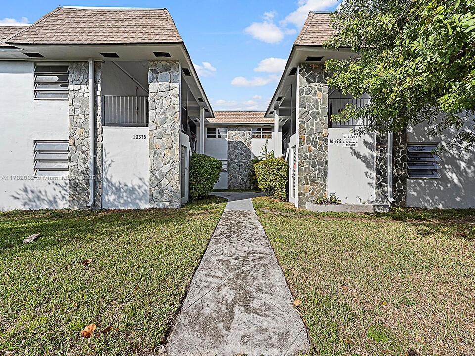 10375 SW 40th St in Miami, FL - Foto de edificio