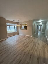 8483 Yadkin Cir in North Charleston, SC - Foto de edificio - Building Photo