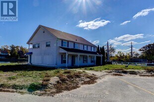 15 Willow St in Wasaga Beach, ON - Building Photo