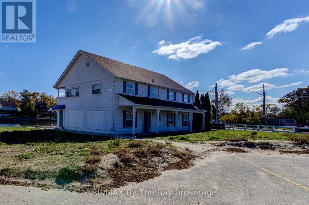 15 Willow St in Wasaga Beach, ON - Building Photo