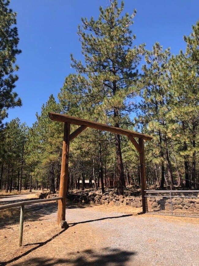 68155 Knik Rd in Sisters, OR - Building Photo - Building Photo