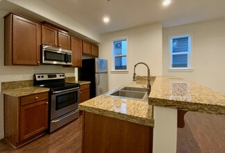 348 N Ivy St, Unit B in Portland, OR - Building Photo - Building Photo