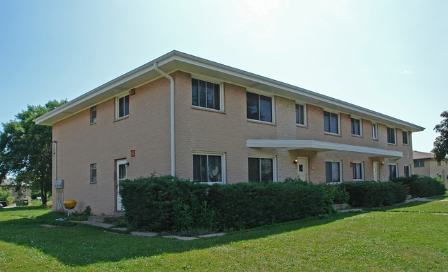 9400-9402 W Beckett Ave in Milwaukee, WI - Building Photo - Building Photo