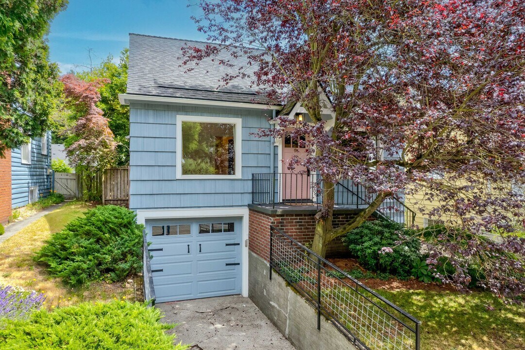 7044 8th Ave NW in Seattle, WA - Building Photo