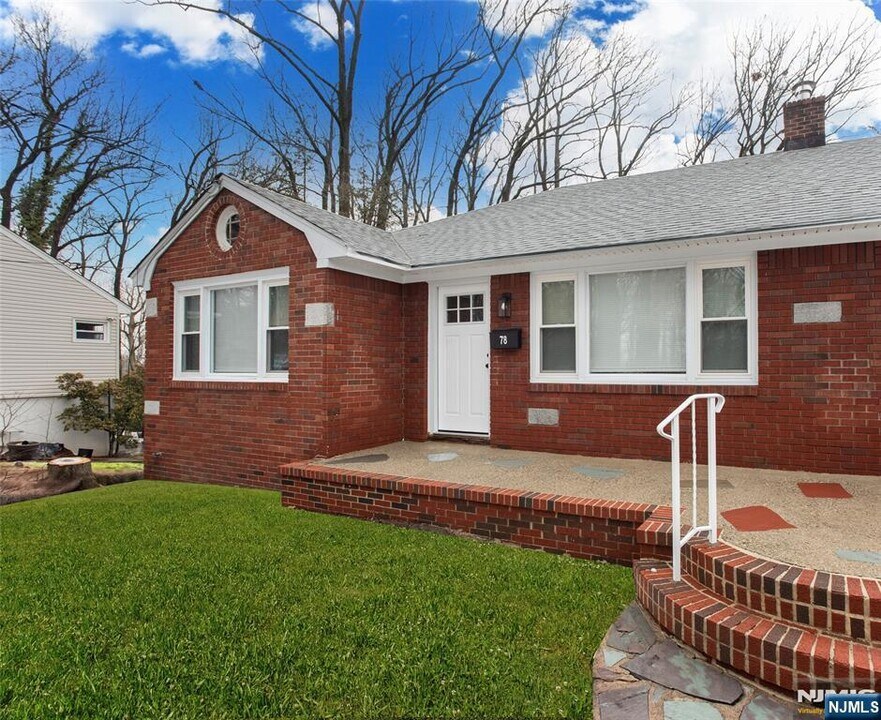 76 Farview Terrace in Paramus, NJ - Building Photo