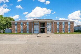 319 SE 3rd St in Grand Prairie, TX - Building Photo