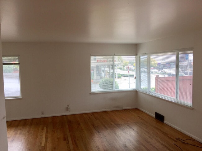 21836 Marine View Dr S in Des Moines, WA - Building Photo - Building Photo