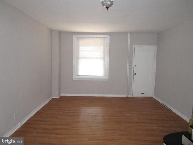 4049 N 8th St in Philadelphia, PA - Foto de edificio - Building Photo