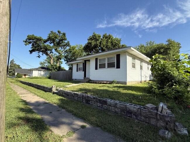 411 W 4th St in Webb City, MO - Building Photo - Building Photo