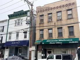 90 Main St in Mineola, NY - Building Photo