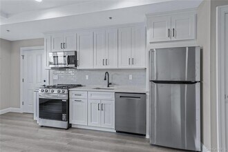 110 School St, Unit 2 in Glen Cove, NY - Foto de edificio - Building Photo