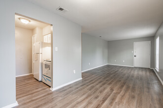 Lexington Apartments in Memphis, TN - Building Photo - Interior Photo