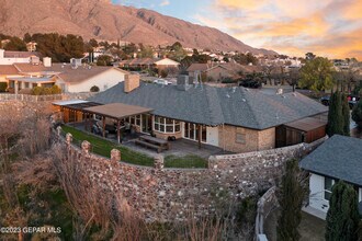 413 Hollydale Dr in El Paso, TX - Building Photo - Building Photo