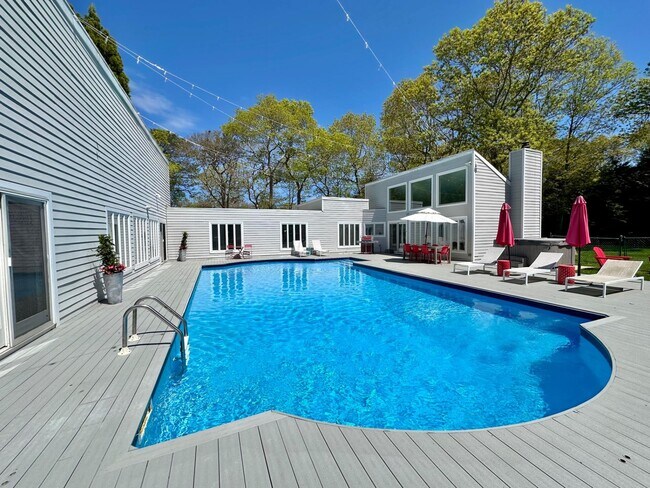 5 Lakewood Ln in Quogue, NY - Foto de edificio - Building Photo