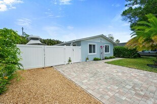 911 W Hawie St in Jupiter, FL - Building Photo